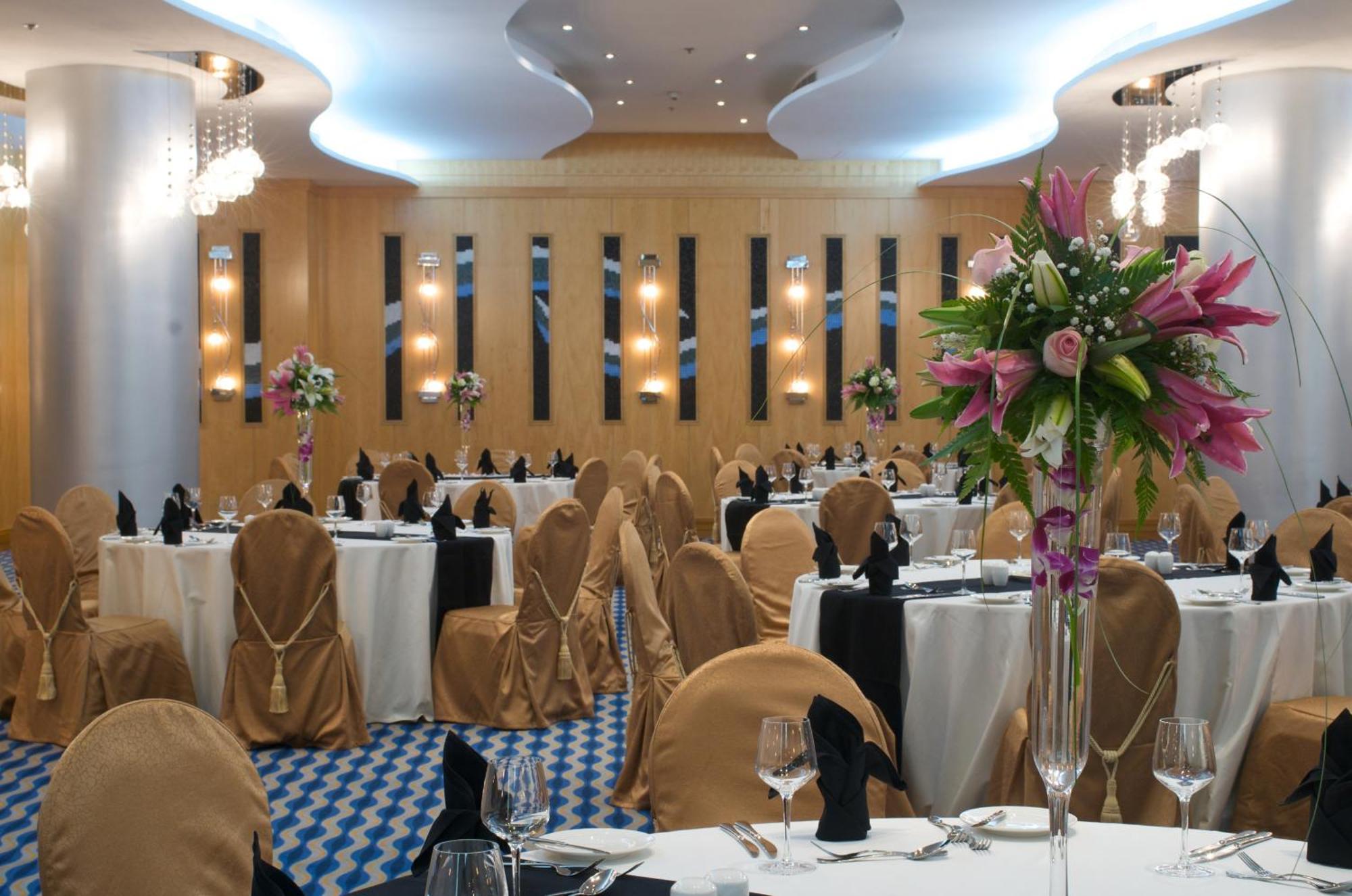 City Seasons Hotel & Suites Маскат Экстерьер фото